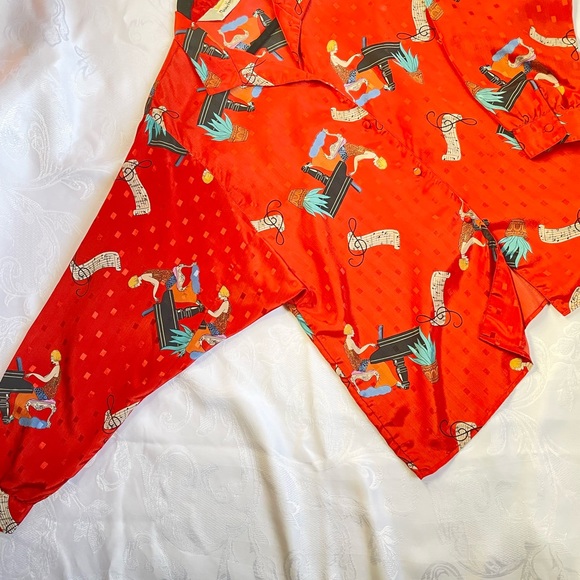 Beautiful Vintage DVF blouse - Picture 9 of 15